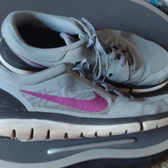 2 for $20😃Nike Flex Ladies Sneakers - Picture 2 of 4